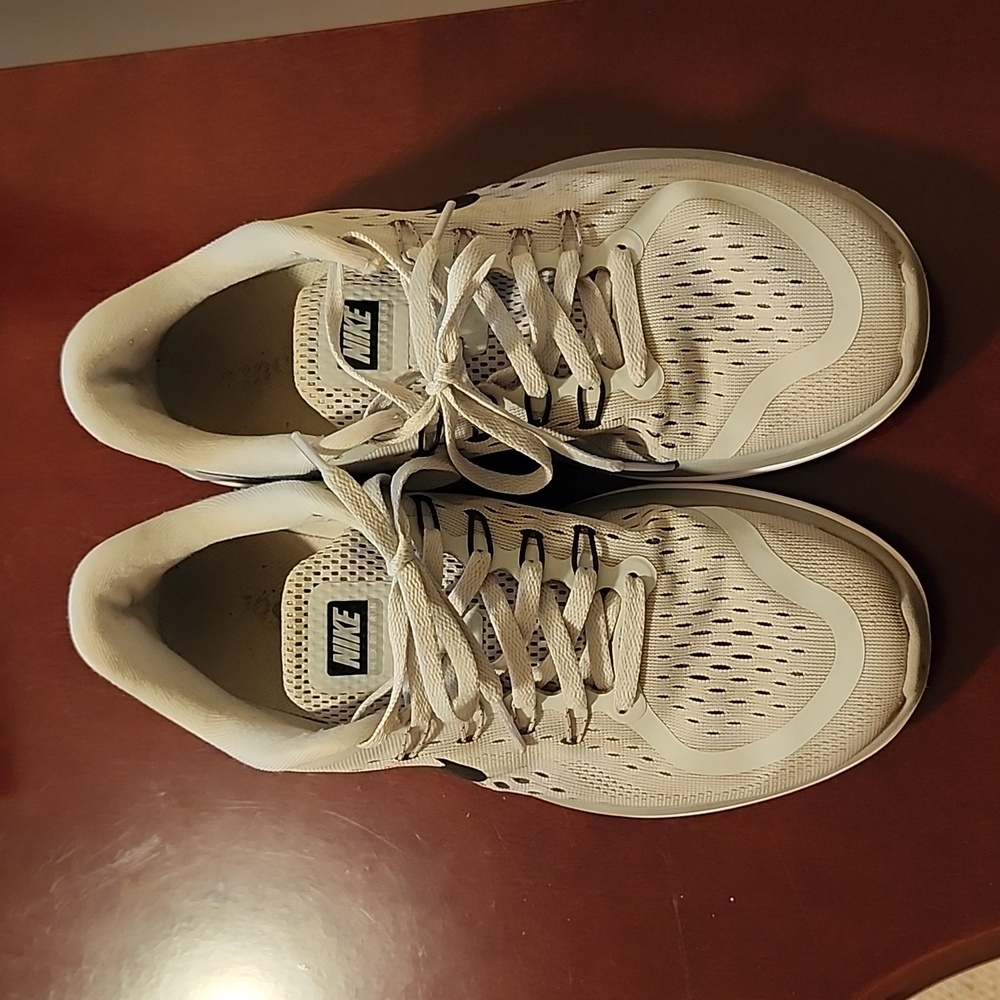 Nike Ladies Running Shoe, Light Grey with black Nike check, Size 8.5